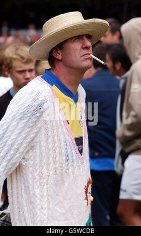 Soccer Six - Arthur Smith. Comedian Arthur Smith, während des Music Industry Soccer Six Fußballturniers auf dem Chelsea Stamford Bridge Fußballplatz in London. Stockfoto