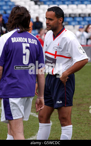 Schauspieler Michael Greco und DJ Brandon Block während des Fußballturniers Music Industry Soccer Six auf dem Chelsea's Stamford Bridge Fußballplatz in London. Stockfoto