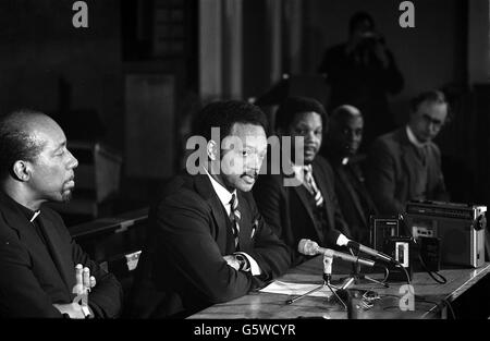 Amerikanischer schwarzer Bürgerrechtschef und ehemaliger Präsidentschaftskandidat Rev. Jesse Jackson. Während seines Aufenthalts in London traf er auf Anti-Apartheid-Demonstranten, predigte in einer Kirche und diskutierte mit dem Erzbischof von Canterbury über Apartheid. Stockfoto