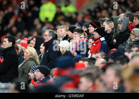 Fußball - Barclays Premier League - Manchester United / Everton - Old Trafford. Manchester United Fans stehen im Stretford End Stockfoto