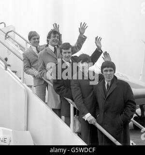 Die Dave Clark Five posieren auf den Stufen eines Flugzeugs, als sie London verlassen, um in drei Arbeiten Amerika zu bereisen. (Von oben nach unten) Lenny Davidson, Mike Smith, Rick Huxley, Denis Payton und Dave Clark. Stockfoto