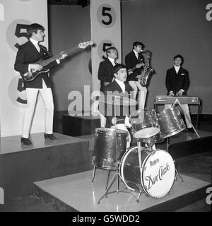 The Dave Clark Five (l-r), Rick Huxley, Lenny Davidson, Dave Clark (am Schlagzeug), Dennis Payton und Mike Smith. Stockfoto