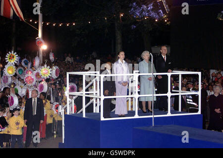 Die Königin und der Herzog von Edinburgh beobachten das Feuerwerk mit Christopher Howell 8 aus Tottenham (links am anderen Ende) Und Lucy-Rae Tamulevice 14 von der Isle of Sheppey nach dem Konzert in der Mall vor dem Buckingham Palace am Golden Jubilee Weekend der Queen, das dann ein Leuchtfeuer anzünden wird, das vom Queen Victoria Monument aufgestellt wurde. Stockfoto