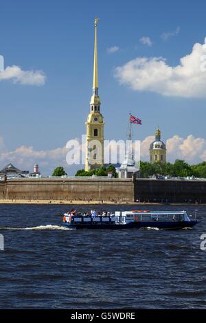 Touristenboot auf der Newa vor Peter und Paul Fortress und St. Peter und St. Paul Kathedrale, St. Petersbur Stockfoto