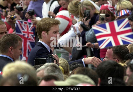 Prinz William begrüßt in der Mall nach einem Gottesdienst zur Feier des Goldenen Jubilee der Königin in der St. Paul's Cathedral in London gute Gratulanten. Stockfoto