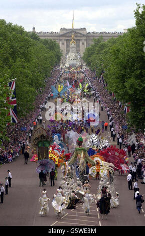 Die Tänzer ziehen die Mall entlang in Richtung Buckingham Palace im Rahmen der Feierlichkeiten zum Goldenen Jubiläum der britischen Königin Elizabeth II.. Früher war die Königin zu St. Paul's Cathedral für einen Dankgottesdienst gereist und besuchte ein Bankett zu ihren Ehren in Guildhall. * die Parade, die mehr als drei Stunden dauerte, umfasste Bands vom Notting Hill Carnival, Freiwilligendienst, Kinder von der Chicken Shed Theatre Company und eine Reihe von Wohnzimmern, die die fünf Jahrzehnte ihrer Herrschaft widerspiegeln. Nachdem es fertig war, wurde erwartet, dass die königliche Familie auf dem Balkon erscheinen und ein beobachten Stockfoto