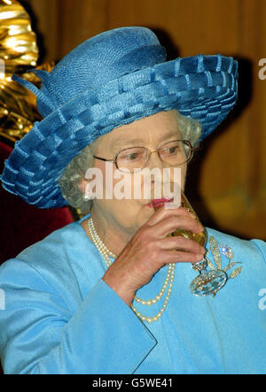 HRH die Königin hebt ihr Glas zum Anstoßen während eines Besuches in der Gildenhalle in London, wo sie zu Mittag essen und zusammen mit dem Oberbürgermeister und dem Premierminister Tony Blair einen Spieß machen wird, als Fortsetzung der Feierlichkeiten zum Goldenen Jubiläum der Königin. Stockfoto