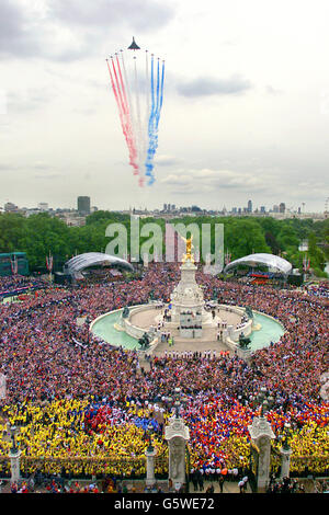 Die Jubilee Fly Past von 27 Flugzeugen, darunter die Red Arrows und Concorde, fliegen im Rahmen der Feierlichkeiten zum Goldenen Jubiläum der britischen Königin Elizabeth II. Über die Mall Es war der größte Formationsflug über London seit 1981. Stockfoto