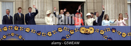 Die königliche Familie (l-r) der Prinz von Wales, Prinz Harry und William, die Gräfin von Wessex, Prinz Edward, Peter Philips, Königin Elizabeth II, die Prinzessin Royal, Commander Tim Laurence, Prinz Andrew und Prinzessin Beatrice und Eugenie winken. * an die Massen. *... am Ende der Feierlichkeiten zum Goldenen Jubiläum von Königin Elizabeth II. In der Londoner Mall versammelt. Es wird vermutet, dass bis zu eine Million Menschen die Hauptstadt für die Feierlichkeiten überflutet haben. Stockfoto