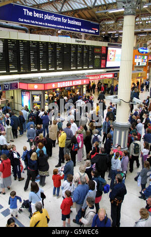 Menschenmassen am Bahnhof Victoria kehren von den Feierlichkeiten zum Goldenen Jubiläum der britischen Königin Elizabeth II zurück, die den ganzen Tag über gefeiert wurden. Es wurde angenommen, dass über 1 Million Nachtschwärmer für die Feierlichkeiten in der Hauptstadt waren. Stockfoto