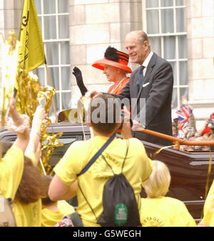 Queen Elizabeth II. Und der Herzog von Edinburgh passieren den Admiralty Arch, entlang der Mall, in einem offenen Auto in Richtung Buckingham Palace, während der Royal Prozession zum Goldenen Jubiläum von Queen Elizabeth II. Stockfoto