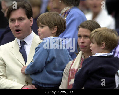 Die Tochter von Prinzessin Margaret, Lady Sarah Chatto, mit ihrem Mann Daniel Chatto und Kindern im VIP-Stand, die die Parade zum Goldenen Jubiläum der Königin beobachten. Stockfoto