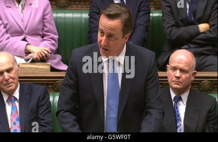 Premierminister David Cameron spricht im Londoner Unterhaus über die tatsächlichen Bedingungen, die im Haushalt der Europäischen Union für die nächsten sieben Jahre als gutes Geschäft für Großbritannien gekürzt werden. Stockfoto