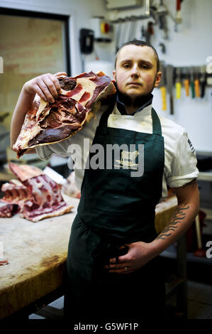 Metzger Paul Gyorgy steht neben seinem Metzgerblock bereit, um sein Fleisch im Sheepdwy Organic Farm Shop in Bristol zu schlachten. Stockfoto