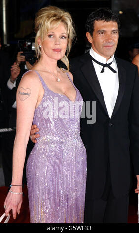 Antonio Banderas und seine Frau Melanie Griffith kommen zur Premiere von 'Femme Fatale' im Palais des Festivals während der 55. Cannes Festspiele. Stockfoto