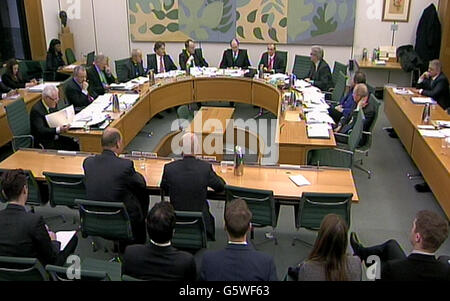 Sir Philip Hampton, Chairman der Royal Bank of Scotland Group und Stephen Hester, Group Chief Executive der Royal Bank of Scotland Group, beantworten Fragen zu Bankenstandards vor der Parlamentarischen Kommission für Bankenstandards im House of Commons, Central London. Stockfoto