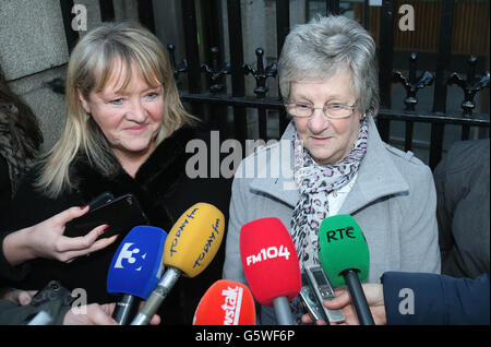 (Von links nach rechts) Maureen Sullivan und Marina Gambold von der Gruppe Magdalene Survivors treffen sich im Leinster House, wo sie den Taoiseach treffen sollten, um weiter auf eine staatliche Entschuldigung für ihre Behandlung zu drängen. Stockfoto