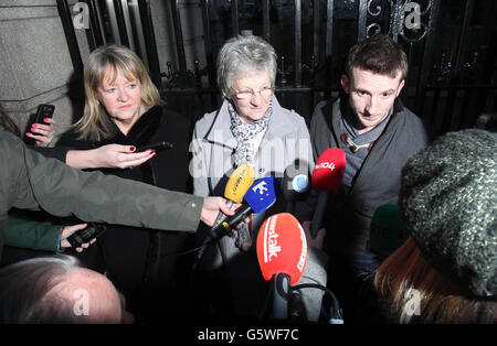 (Von links nach rechts) Maureen Sullivan, Marina Gambold und Steven O'Riordan aus der Gruppe der Magdalene-Überlebenden treffen sich vor dem Leinster House, wo sie sich mit dem Taoiseach trafen, um sich weiter für eine staatliche Entschuldigung für ihre Behandlung zu entschuldigen. Stockfoto