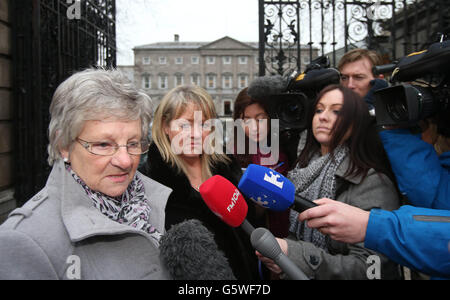 (Von links nach rechts) Marina Gambold und Maureen Sullivan, die in den Wäschereien von Magdalene arbeiteten, treffen sich im Leinster House mit dem Taoiseach, um sich für eine staatliche Entschuldigung für ihre Behandlung zu entschuldigen. Stockfoto
