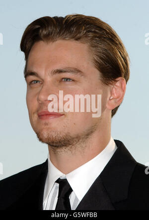 Schauspieler Leonardo DiCaprio beim Fotocall für „Gangs of New York“ im Palais des Festivals während der 55. Filmfestspiele von Cannes. * 7/1/03: Hollywood-Star sollte Filmfans mit einem Auftritt bei der britischen Premiere seiner neuen Filmbanden von New York begeistern. DiCaprio ist in London für die Vorführung des mit Spannung erwarteten Martin Scorsese-Epos und wird mit Co-Star Daniel Day Lewis bei der Premiere im Empire am Leicester Square spielen. Stockfoto