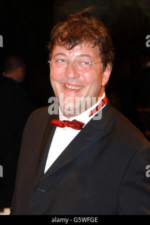 Der Schriftsteller und Schauspieler Stephen Fry kommt zur Premiere von "24 Hour Party People" im Palais des Festivals während der 55. Filmfestspiele von Cannes in Frankreich. Stockfoto