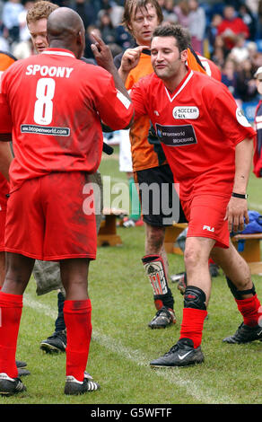 Dane Bowers argumentiert mit seinem Teamkollegen DJ Spoony während des Football-Turniers Music Industry Soccer Six auf dem Chelsea-Fußballplatz Stamford Bridge in London. Stockfoto