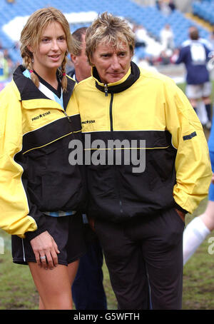 Rocksänger Rod Stewart und seine Freundin Penny Lancaster beim Music Industry Soccer Six Fußballturnier auf dem Chelsea Stamford Bridge Fußballplatz in London. Stockfoto