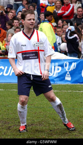 Dec, Declan Donnelly nimmt am The Music Industry Soccer Six Fußballturnier auf dem Chelsea Stamford Bridge Fußballplatz in London Teil. Stockfoto