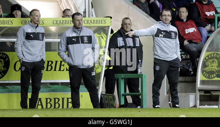 Soccer - Clydesdale Bank Scottish Premier League - Hibernian / St Johnstone - Easter Road. Hibernian-Manager Pat Fenlon (rechts) beim Spiel der Clydesdale Bank Scottish Premier League in der Easter Road, Edinburgh. Stockfoto