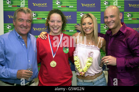 (Von links nach rechts) der ehemalige englische Fußballmanager Terry Venables, Lucy Palmer aus Hackney, London, und die Fernsehmoderatoren Tess Daly und Terry Alderton in den London Television Studios. Lucy war Finalistin in der heutigen Fernsehsendung "Yahoo! 's Your World Cup Pitch". Stockfoto