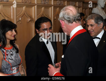 Der Prinz von Wales trifft Sanjeev Bhaskar bei einem Empfang und Abendessen für den British Asian Trust im Windsor Castle, Berkshire. Stockfoto