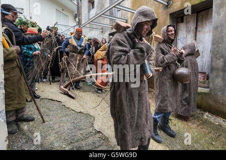 Dorfbewohner ziehen einen Pflug durch das Dorf Nedousa an einen Heiden, Rechte des Frühlings, Festival, Messinia, Peloponnes, Griechenland Stockfoto