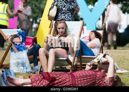 Menschen genießen die warme Sommersonne bei Hay Festival of Literature and the Arts Hay on Wye, Powys, Wales UK, Sonntag, 5. Juni 2016 Stockfoto