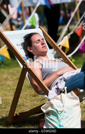 Menschen genießen die warme Sommersonne bei Hay Festival of Literature and the Arts Hay on Wye, Powys, Wales UK, Sonntag, 5. Juni 2016 Stockfoto