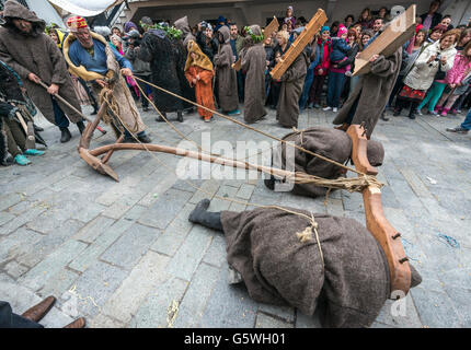 Dorfbewohner ziehen einen Pflug durch das Dorf Nedousa an einen Heiden, Rechte des Frühlings, Festival, Messinia, Peloponnes, Griechenland Stockfoto