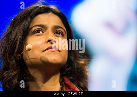 Munira Mirza, ehemalige stellvertretende Bürgermeisterin für Bildung und Kultur von London unter Boris Johnston.  Das Hay-Festival der Literatur und der Künste, Hay on Wye, Powys, Wales UK, Sonntag, 5. Juni 2016 Stockfoto