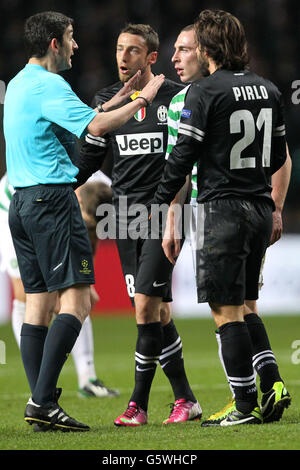 Fußball - UEFA Champions League - sechzehnjährige Runde - Erstes Bein - Celtic gegen Juventus - Celtic Park. Schiedsrichter Alberto Undiano Mallenco (links) kommt zwischen Juventus' Andrea Pirlo (rechts) und Celtic's Scott Brown (zweite rechts) Stockfoto