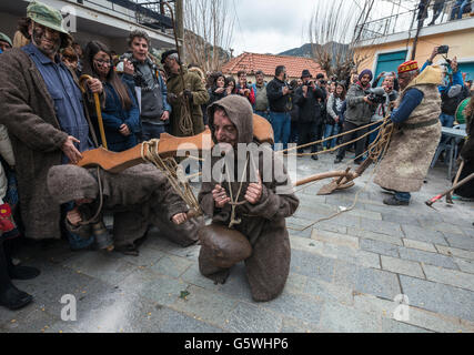 Dorfbewohner ziehen einen Pflug durch das Dorf Nedousa an einen Heiden, Rechte des Frühlings, Festival, Messinia, Peloponnes, Griechenland Stockfoto