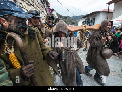 Dorfbewohner ziehen einen Pflug durch das Dorf Nedousa an einen Heiden, Rechte des Frühlings, Festival, Messinia, Peloponnes, Griechenland Stockfoto