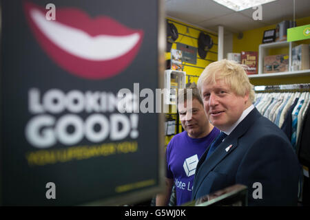 Boris Johnson trifft Fans während einer Kundgebung in Ashby-de-la-Zouch, Leicestershire, wo er im Auftrag von Abstimmung verlassen vor Donnerstag EU-Referendum bewarb. Stockfoto