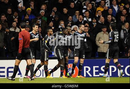 Fußball - UEFA Europa League - 16. Runde - Erstes Bein - Tottenham Hotspur gegen Olympique Lyonnais - White Hart Lane. Lyons Samuel Umtiti (Mitte) feiert das erste Tor seiner Mannschaft im Spiel mit seinen Teamkollegen Stockfoto