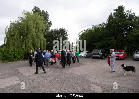 Boris Johnson trifft Fans während einer Kundgebung auf einem Parkplatz in Ashby-de-la-Zouch, Leicestershire, wo er im Auftrag von Abstimmung verlassen vor Donnerstag EU-Referendum bewarb. Stockfoto