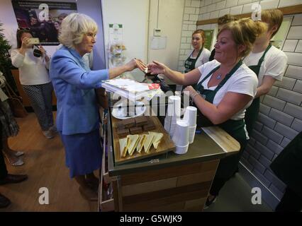 Die Herzogin von Cornwall, bekannt als Herzogin von Rothesay in Schottland, spricht mit Bonnie Burton (rechts), wie sie Geld, während eines Besuchs in sozialen Biss, ein Café in Edinburgh spendet die feeds, trainiert und die Obdachlosen Gemeinschaft beschäftigt. Stockfoto