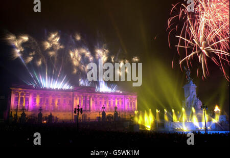 Feuerwerk brach über dem Buckingham Palace in London, nachdem die britische Königin Elizabeth II. Ein Leuchtfeuer entzündete, um an ihr goldenes Jubiläum zu erinnern. * früher hatten etwa 12,000 Leute die Party im Palast - das zweite Konzert, das in drei Tagen auf dem Gelände stattfand - beobachtet und eine geschätzte Million Leute versammelten sich draußen, um die Musik zu genießen. Am Dienstag wird sie zu einem Dankgottesdienst zu den St. Paul's reisen. Stockfoto