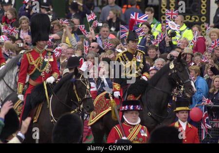 Der Prinz von Wales und die Princes Royal reiten auf Pferden, während sie die britische Königin Elizabeth II. Begleiten, während sie im Gold State Bus vom Buckingham Palace zur St. Paul's Cathedral fährt, um Thanksgiving zu feiern, um ihr goldenes Jubiläum zu feiern. * der Wagen wurde 1762 für König Georg III. Gebaut und wurde nur zweimal von der Königin benutzt - für ihre Krönung und ihr Silbernes Jubiläum. Später, nach dem Mittagessen in Guildhall in der City of London, wird sie eine Parade und Karneval entlang der Mall beobachten. Am Montagabend versammelten sich mehr als eine Million Menschen im Zentrum Londons, um die Party einzuhören Stockfoto