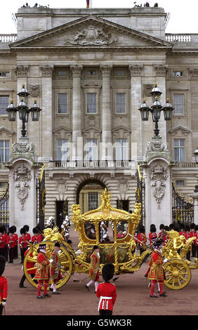 Die britische Königin Elizabeth II. Fährt im Gold State Bus vom Buckingham Palace zur St. Paul's Cathedral, um Thanksgiving zu feiern, um ihr goldenes Jubiläum zu feiern. * der Wagen wurde 1762 für König Georg III. Gebaut und wurde nur zweimal von der Königin benutzt - für ihre Krönung und ihr Silbernes Jubiläum. Später, nach dem Mittagessen in Guildhall in der City of London, wird sie eine Parade und Karneval entlang der Mall beobachten. Am Montagabend versammelten sich mehr als eine Million Menschen im Zentrum Londons, um das Konzert der Party im Palast zu hören und ein spektakuläres Feuerwerk zu sehen. Stockfoto