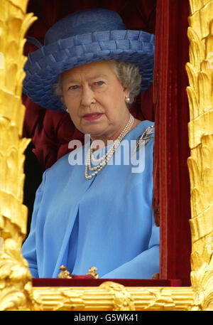 Die britische Königin Elizabeth II. Fährt im Gold State Bus vom Buckingham Palace zur St. Paul's Cathedral für einen Erntedankgottesdienst, um ihr goldenes Jubiläum zu feiern. * der Wagen wurde 1762 für König Georg III. Gebaut und wurde nur zweimal von der Königin benutzt - für ihre Krönung und ihr Silbernes Jubiläum. Später, nach dem Mittagessen in Guildhall in der City of London, wird sie eine Parade und Karneval entlang der Mall beobachten. Am Montagabend versammelten sich mehr als eine Million Menschen im Zentrum Londons, um das Konzert der Party im Palast zu hören und ein spektakuläres Feuerwerk zu sehen. Stockfoto