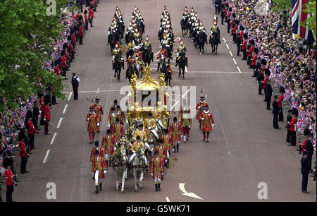 Menschenmassen säumen die Mall, während die britische Königin Elizabeth II. Im Gold State Bus vom Buckingham Palace zur St. Paul's Cathedral fährt, um Thanksgiving zu feiern, um ihr goldenes Jubiläum zu feiern. * der Wagen wurde 1762 für König Georg III. Gebaut und wurde nur zweimal von der Königin benutzt - für ihre Krönung und ihr Silbernes Jubiläum. Später, nach dem Mittagessen in Guildhall in der City of London, wird sie eine Parade und Karneval entlang der Mall beobachten. Am Montagabend versammelten sich mehr als eine Million Menschen im Zentrum Londons, um das Konzert der Party im Palast zu hören und ein spektakuläres Feuerwerk zu sehen Stockfoto