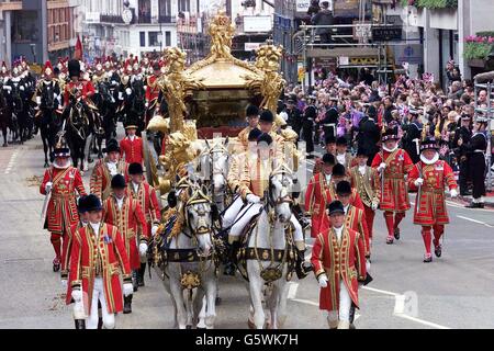 Die britische Königin Elizabeth II. Kommt zur St. Paul's Cathedral, wo sie Thanksgiving feiert, um ihr goldenes Jubiläum zu feiern. Sie und ihr Mann, der Herzog von Edinburgh, waren vom Buckingham Palace im Gold State Coach angereist, der erstmals 1762 für König George III gebaut wurde. Später, nach dem Mittagessen in Guildhall in der City of London, wird sie eine Parade und Karneval entlang der Mall beobachten. Am Montagabend versammelten sich mehr als eine Million Menschen im Zentrum Londons, um das Konzert der Party im Palast zu hören und ein spektakuläres Feuerwerk zu sehen. Stockfoto