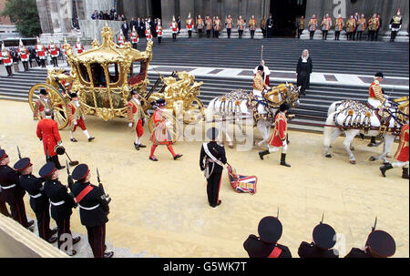 Die britische Königin Elizabeth II. Kommt zur St. Paul's Cathedral, wo sie zum Erntedankfest ihr goldenes Jubiläum feiert. Sie und ihr Mann, der Herzog von Edinburgh, waren im Gold Sate Coach vom Buckingham Palace angereist. * .. -das erste Mal für König George III im Jahr 1762 gebaut. Später, nach dem Mittagessen in Guildhall in der City of London, wird sie eine Parade und einen Karneval entlang der Mall beobachten. Am Montagabend versammelten sich mehr als eine Million Menschen im Zentrum von London, um das Konzert der Party im Palast zu hören und ein spektakuläres Feuerwerk zu sehen. Stockfoto